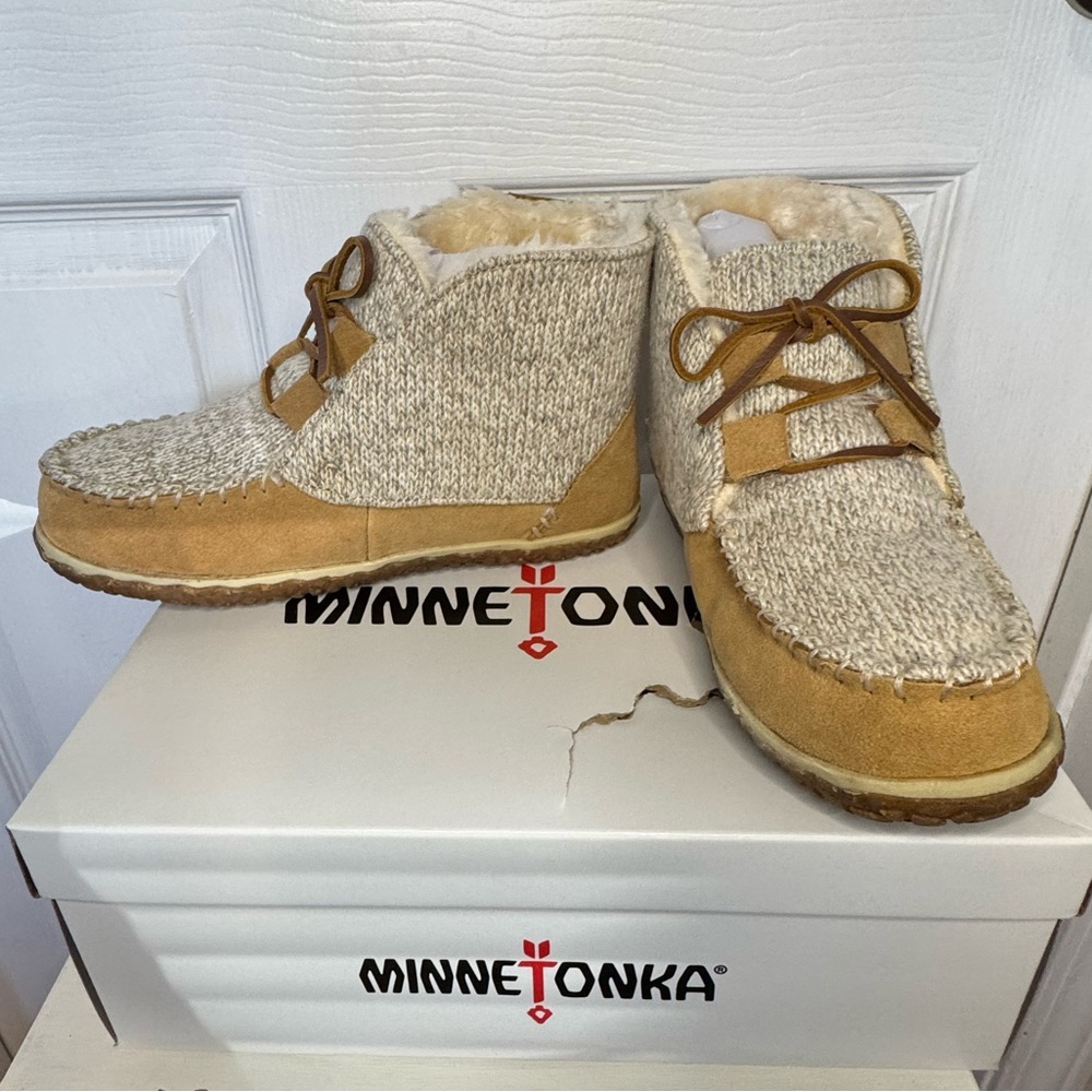 NIB Minnetonka Torrey Boots